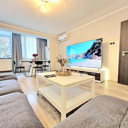 דירה Flat 85 - 85 Inches Tv וארנה