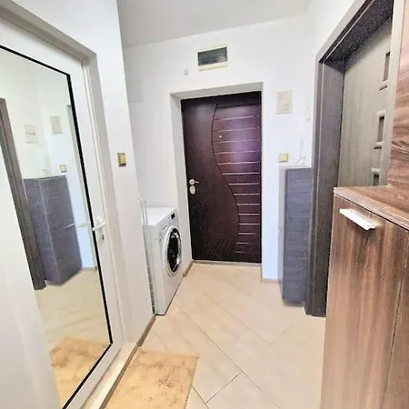 Flat 85 - 85 Inches Tv Apartment Warna