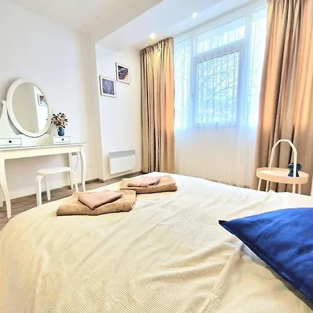 Flat 85 - 85 Inches Tv Apartment *